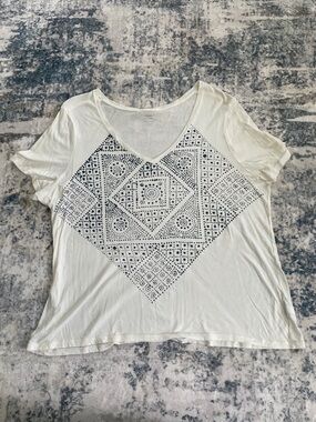 Old Navy White V‑Neck Short Sleeve Tee with Black Geometric Stud Pattern